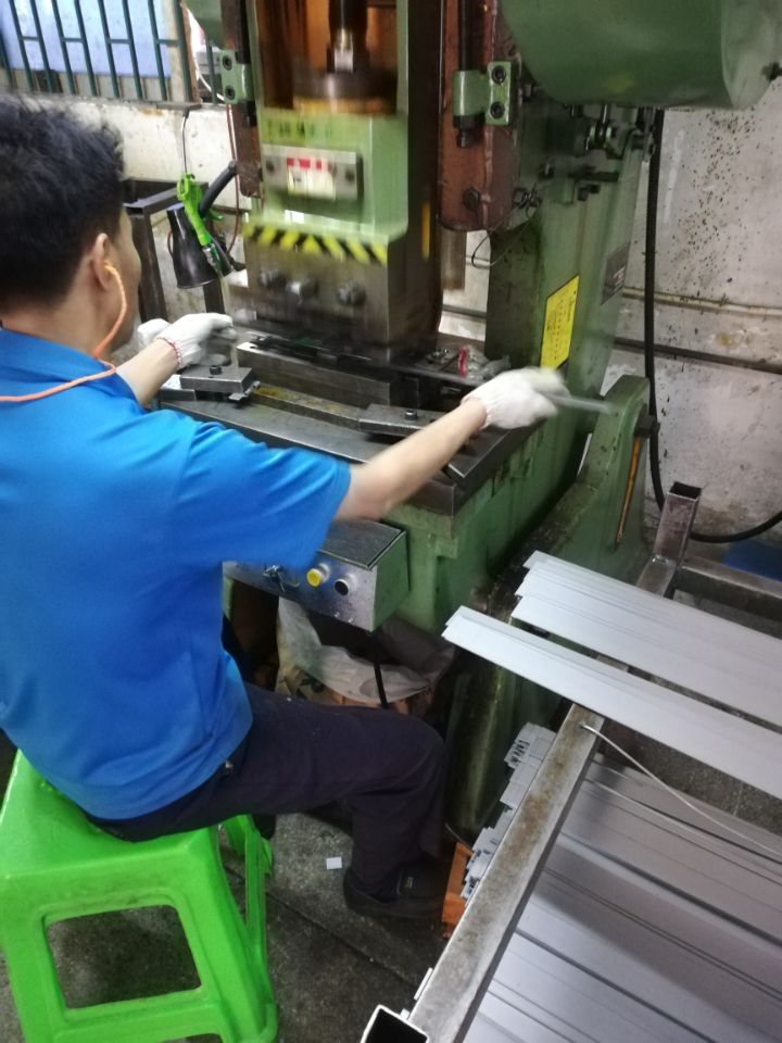 冲压长合页.jpg 冲压长合页.jpg